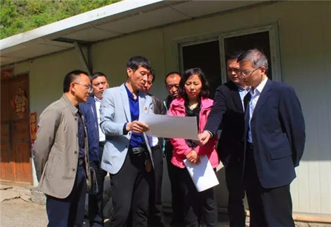 The second group of the park, Huang Zong, explained the work plan of the sweet potato plantation area for the leaders of the county government.